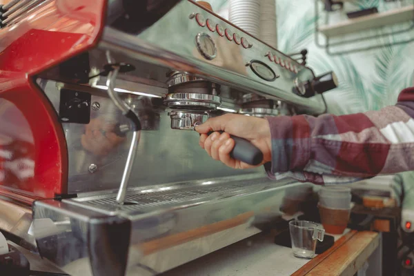 Homem barista vestindo em xadrez camisa segurando filtro com café prensado — Fotografia de Stock