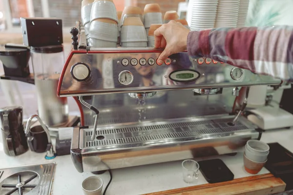 커피 자동판매기를 청소하는 과정 과 두 개의 납땜을 하는 과정 — 스톡 사진