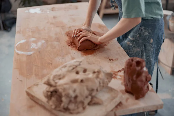 Foto di processo di creazione di ceramica a mano in aula — Foto Stock