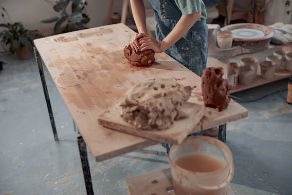 Artiste artisanal façonnant l'argile tout en faisant de la céramique dans l'atelier de poterie — Photo