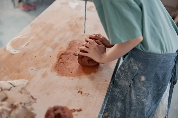 Photo du processus de création de poterie à la main en salle de travail — Photo