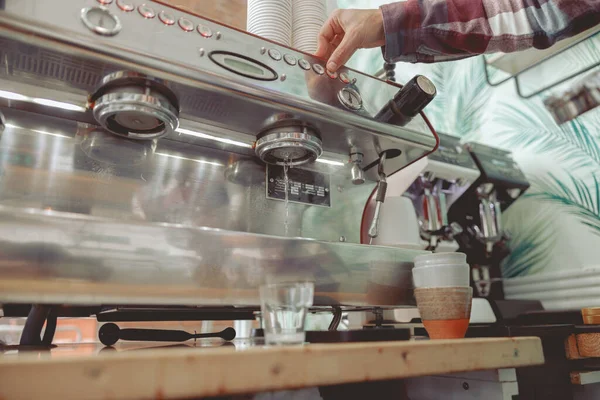 Proceso de lavado jefe de grupo de la máquina de café en la cafetería — Foto de Stock