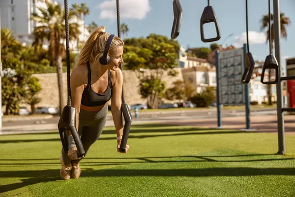 Genç bir kadın yaz günü spor için içeri giriyor.