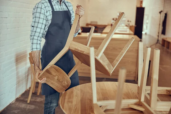 Maschio lavoratore preparare sedie per i clienti in caffè — Foto Stock