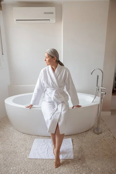 Bela senhora se preparando para tomar banho — Fotografia de Stock