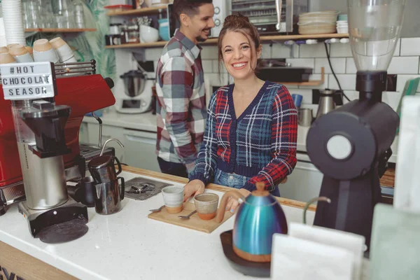 Jovem sorridente mulher barista está servindo clientes — Fotografia de Stock