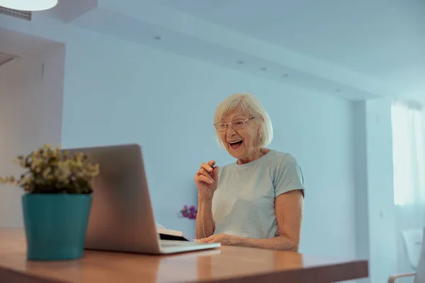 Wanita senior bahagia dengan komputer laptop di rumah — Stok Foto