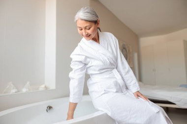 Güzel bayan banyo yapmaya hazırlanıyor.