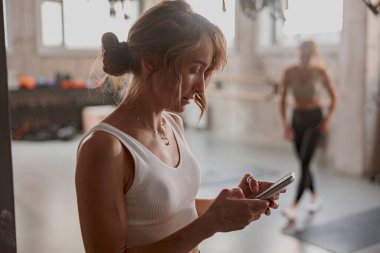 Jimnastik eğitiminden sonra çekici bir kadın.