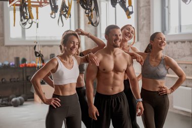 Spor salonundaki müşterileriyle kişisel antrenör.