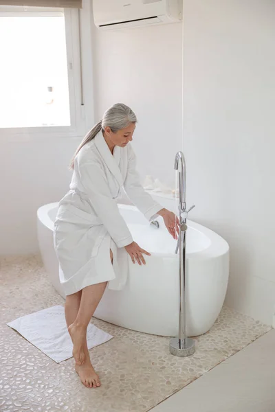 Indah wanita ramping mempersiapkan mandi di spa — Stok Foto