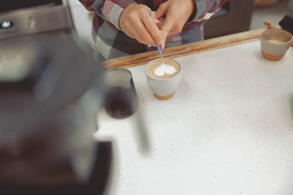 Padrão de desenho barista masculino na espuma de leite — Fotografia de Stock