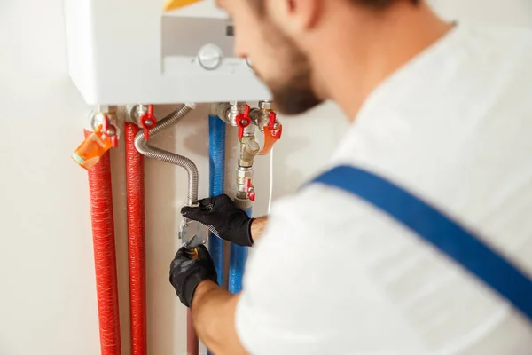 Nahaufnahme Von Klempnern Die Mit Wasserleitungen Arbeiten Während Sie Heizungsanlagen — Stockfoto