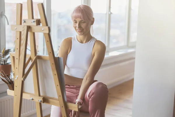 Aantrekkelijke Positieve Dame Kunstenaar Met Roze Haar Aan Het Werk — Stockfoto