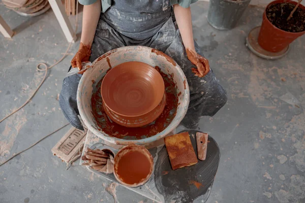 Vue Dessus Artisan Femelle Faisant Beau Bol Argile Derrière Volant — Photo