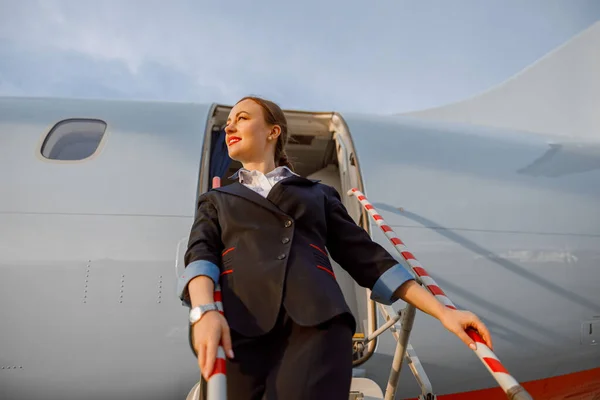 Veselý Ženský Letuška Letecké Uniformě Dívá Pryč Usmívá Zatímco Stojí — Stock fotografie