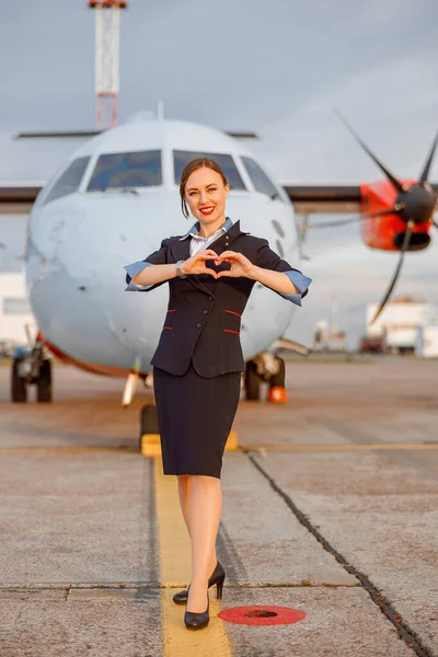 Radostná Žena Letuška Dělá Srdce Symbol Rukama Usmívá Zatímco Stojí — Stock fotografie