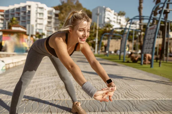 Genç bayan sporcu dışarıda antrenman yapıyor.