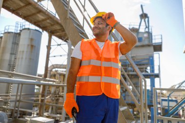 Genç inşaat işçisi dışarıda çalışıyor.