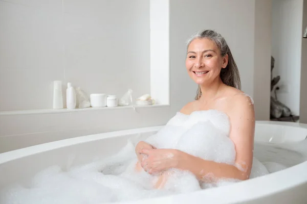 Positieve volwassen vrouw rusten na het werk in spa — Stockfoto