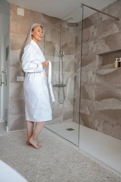 Pleine longueur de charmante femme en peignoir se préparant à prendre un bain — Photo