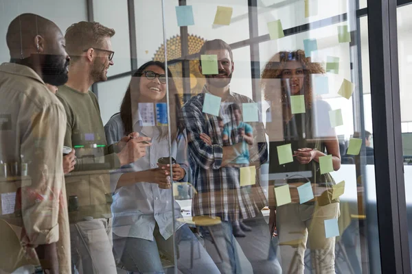 Le personnel se relaxe et discute des accords ensemble au bureau — Photo