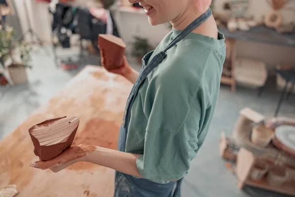 Wanita ahli keramik bekerja di studionya — Stok Foto