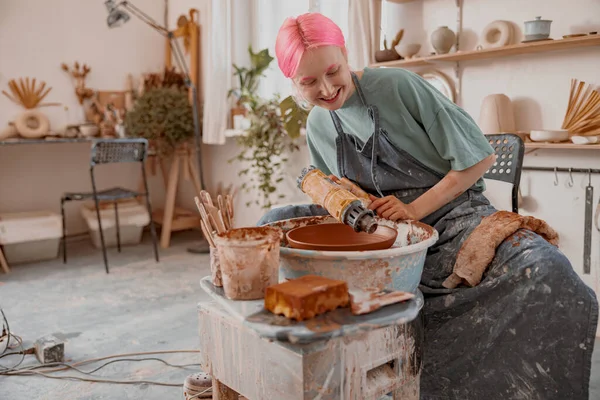 Giovane maestro donna che lavora con argilla in sala ceramica — Foto Stock