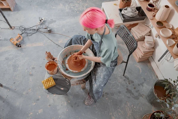 Wanita pengrajin membuat piring tanah liat di ruang tembikar — Stok Foto