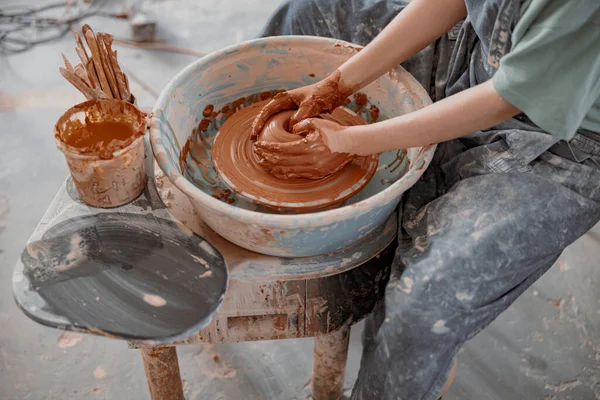 Ervaren vrouw werkt op aardewerk wiel in keramiek workshop — Stockfoto