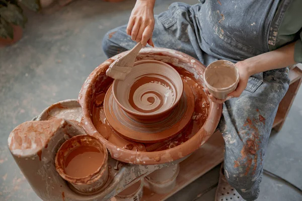 Vakkundige keramist werkt met aardewerk in keramische werkplaats — Stockfoto