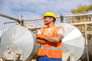 İnşaat fabrikasında çalışan güvenlik ekipmanı olan bir işçi.