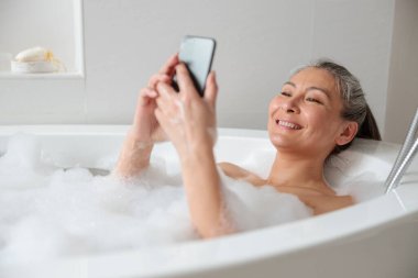 İşten sonra küvette dinlenen güzel bayan.