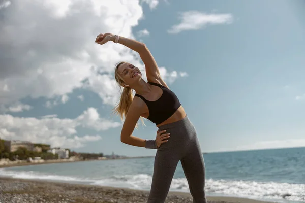 Mladá sportovní žena dělá fitness cvičení venku — Stock fotografie