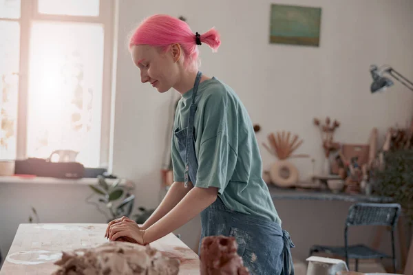 Vrouwelijke meester modelleren klei stuk in aardewerk kamer — Stockfoto