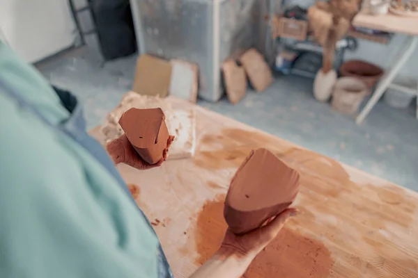 Femme céramiste sculptant de l'argile brute dans un atelier d'art — Photo