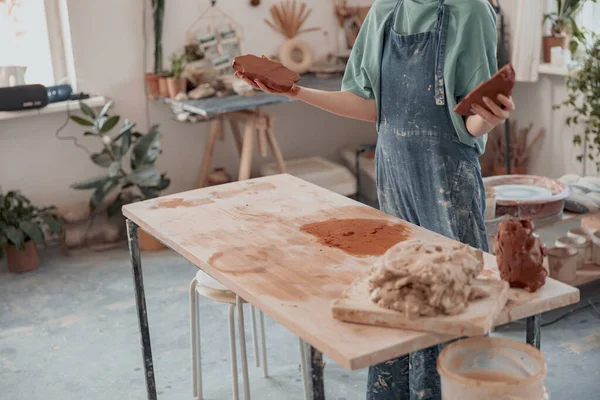 스튜디오에서 도기 제품을 만들기 위해 점토를 준비하는 세라믹 여자 — 스톡 사진