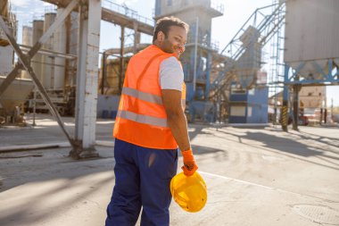 İnşaat malzemeleri fabrikasında çalışan adamın fotoğrafı.