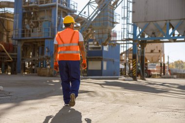 Modern fabrikada çalışan güvenlik ekipmanı ustabaşı.