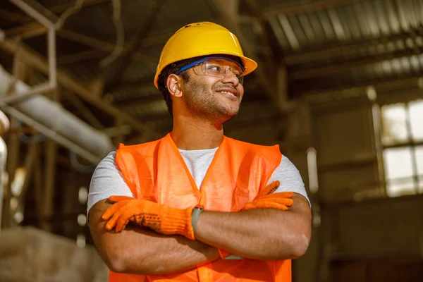 Happy African engineer berdiri di lokasi industri — Stok Foto