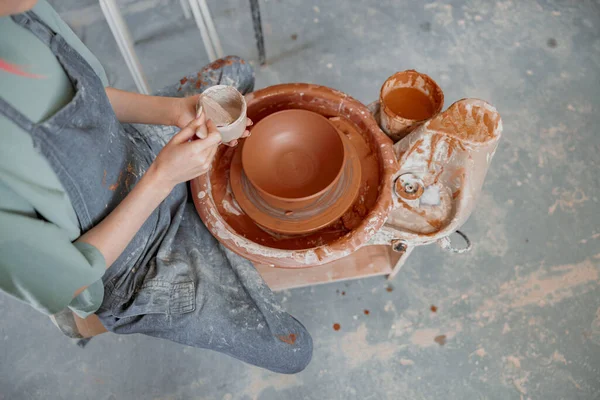 Mani di vasaio che fanno ciotola di argilla in laboratorio di ceramica — Foto Stock
