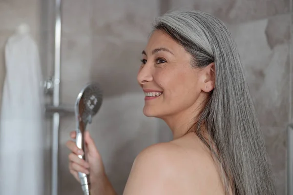Potret wanita Asia tersenyum mandi — Stok Foto