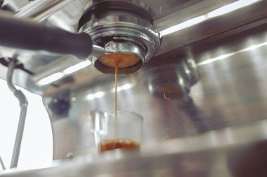 Kahve makinesini kapat ve espresso hazırla.