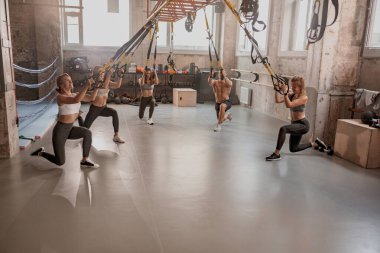 Spor salonunda antrenman yapan bir grup sporcu.