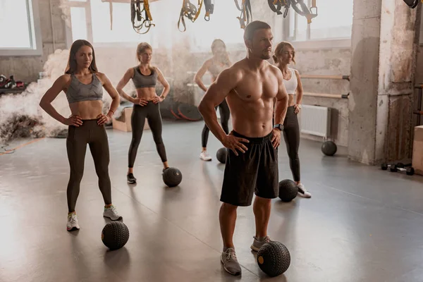 Gruppe von Menschen trainiert mit Ball im Fitnessstudio — Stockfoto