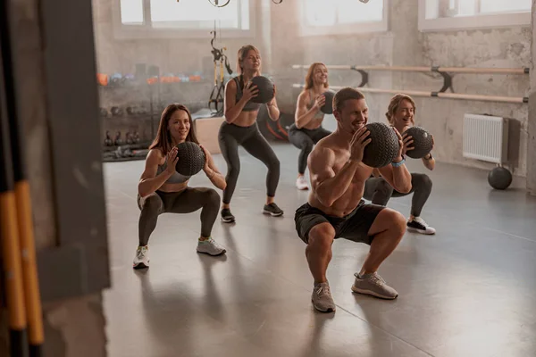 Sportliches Team trainiert im Fitnessclub — Stockfoto