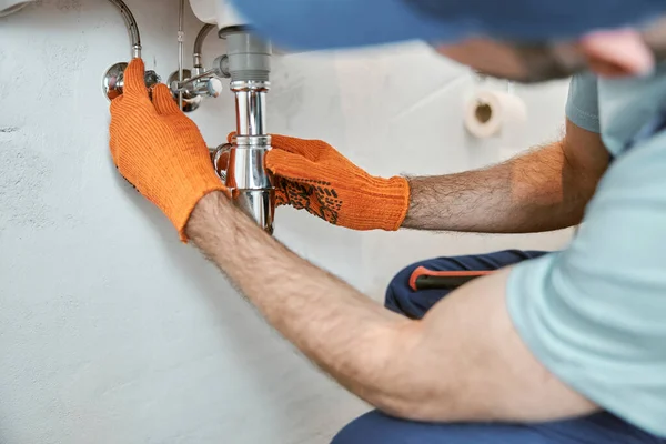 Mužské instalatér ruce opravy kovového dřezu potrubí — Stock fotografie