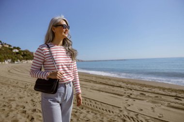 Güzel Asyalı kadın gündüz vakti dışarıda yürüyor.