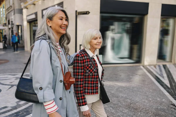 Teman wanita yang bahagia berjalan-jalan di pusat kota — Stok Foto
