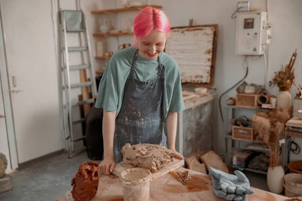 Giovane ceramista che lavora con argilla in laboratorio — Foto Stock
